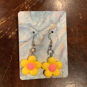 NEW HANDMADE YELLOW DAISY EARRINGS